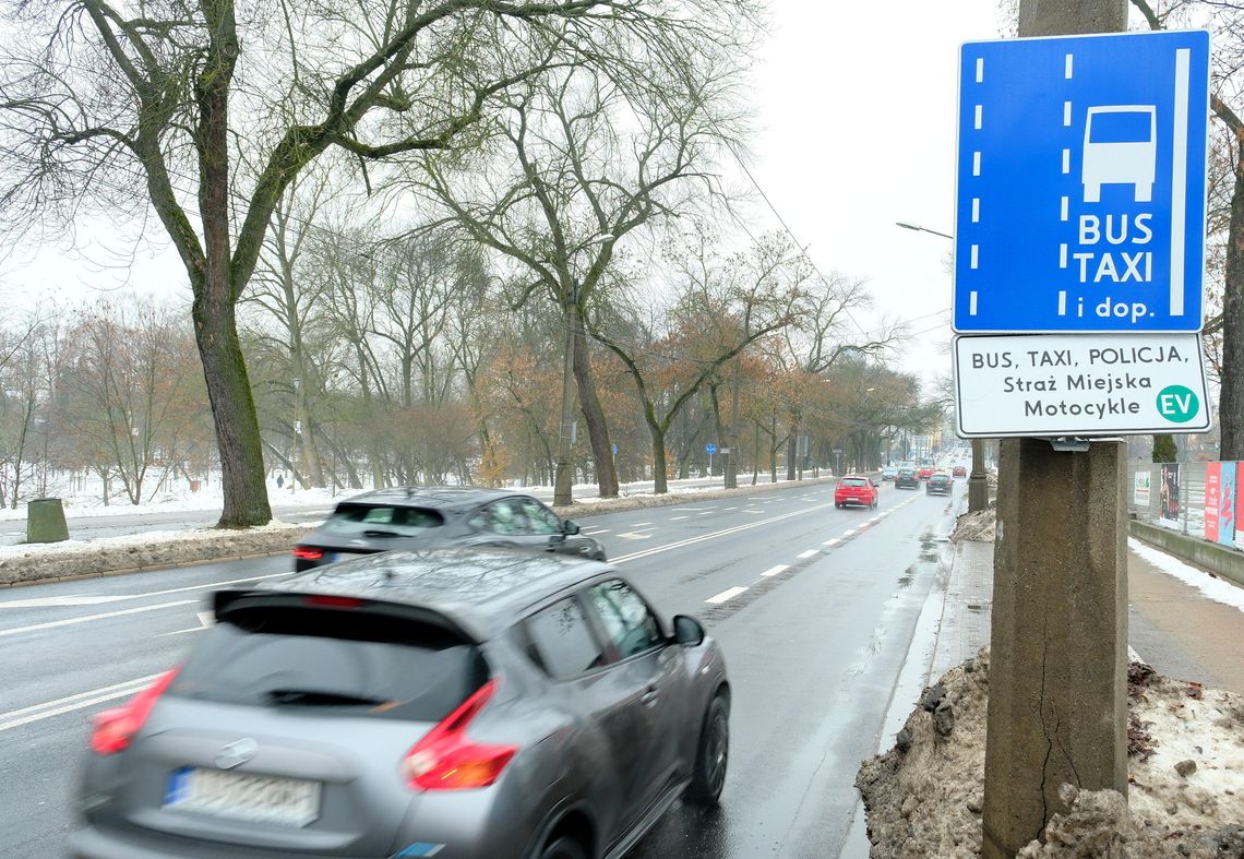 17-latkowie z „prawkiem”, kierowcy na większym cenzurowanym Zdjęcie ilustruje zmiany w przepisach ruchu drogowego, w tym możliwość uzyskania prawa jazdy kat. B przez 17-latków i surowsze kary za przekroczenie prędkości.