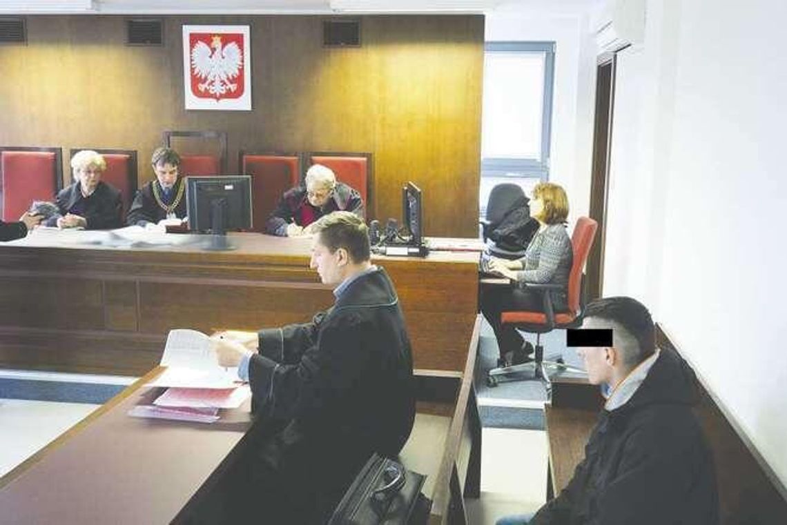 18-latek bił, molestował i próbował gwałcić koleżanki z gimnazjum. Zostaje na wolności