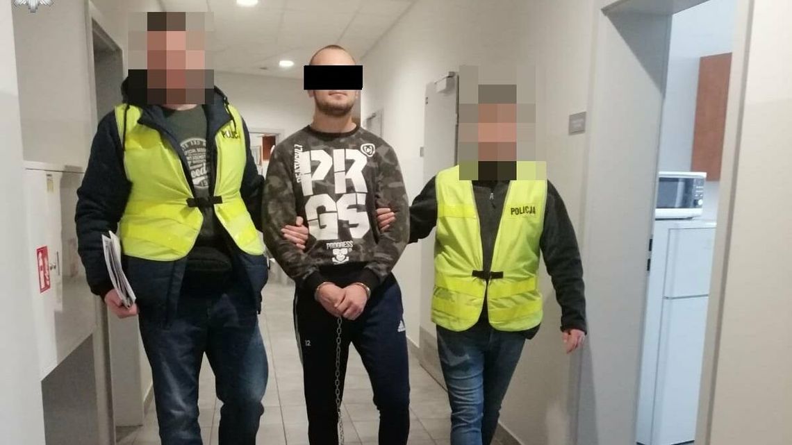 18-latek grasował w galerii handlowej. Groził innym karabińczykiem
