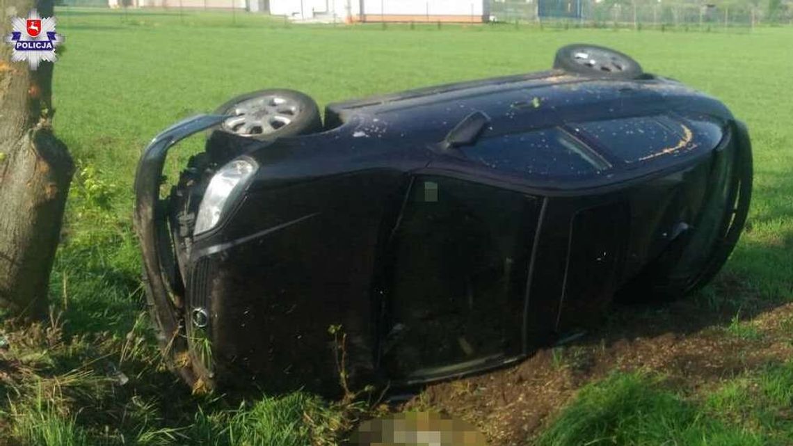 18-latek jechał za szybko. Uderzył w drzewo i dachował  