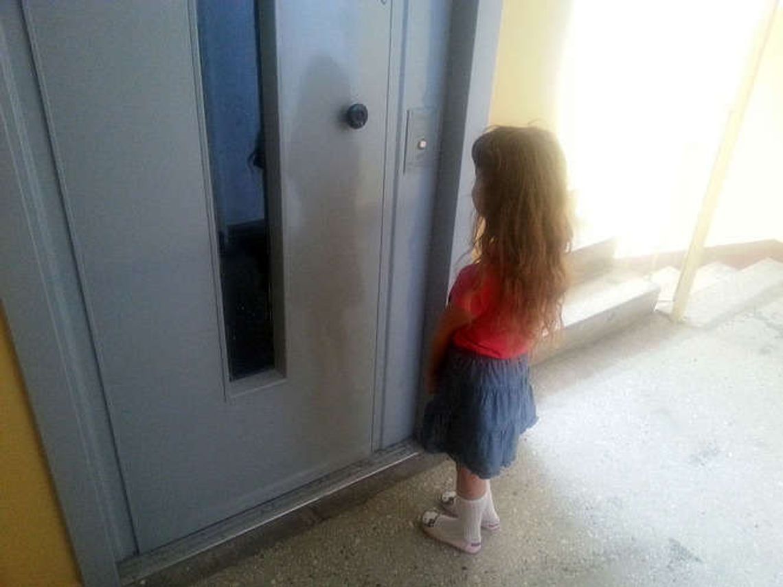 18-latek jest oskarżony o niszczenie wind. Chłopak stanie przed sądem