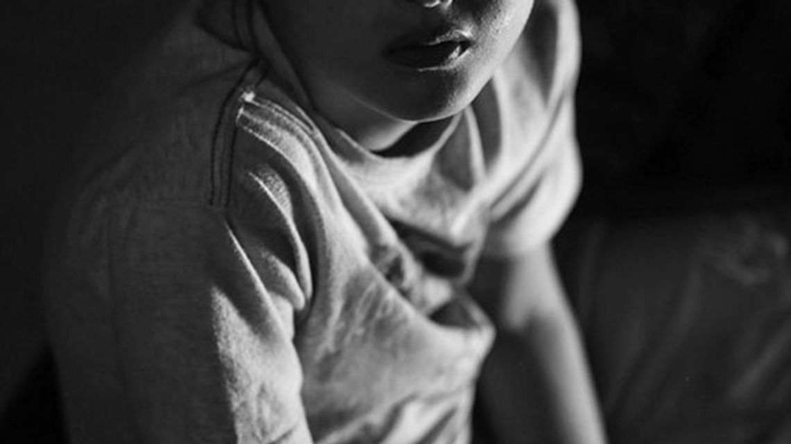 18-latek molestował przyrodniego brata i wysyłał porno dziewczynce? Odpowie przed sądem