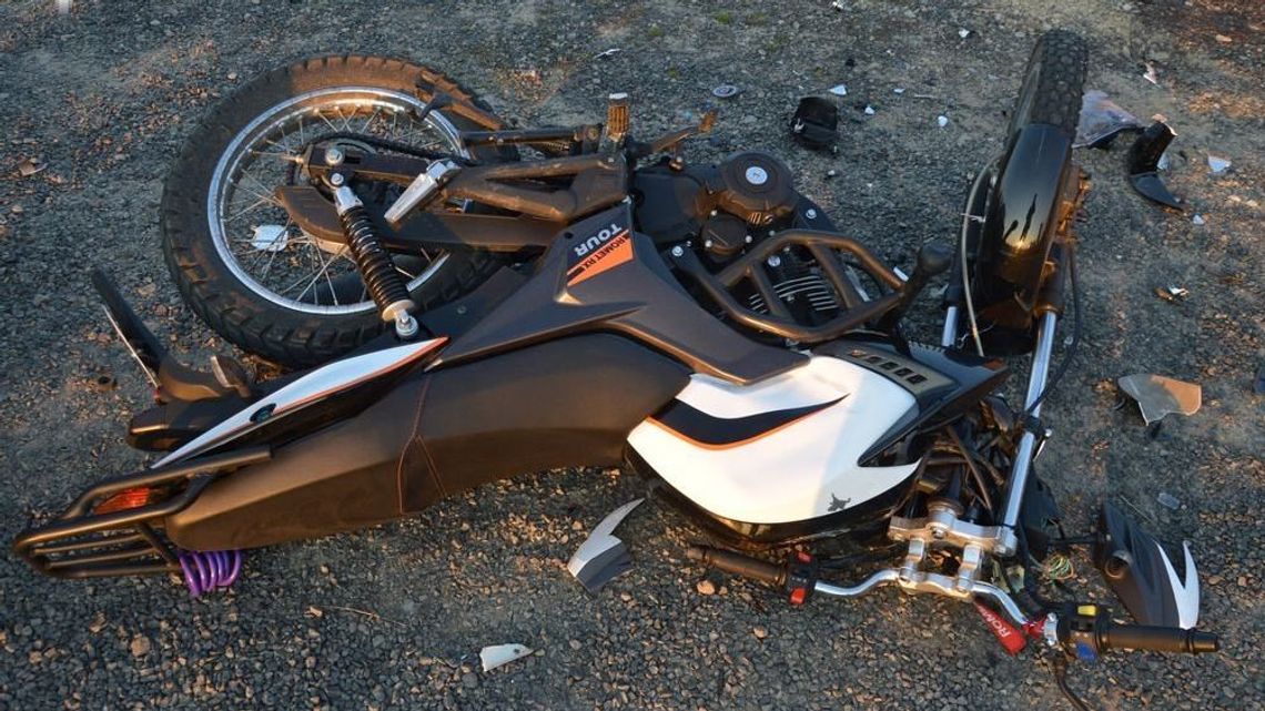 18-latek na motocyklu zderzył się z osobówką. Trafił do szpitala [zdjęcia]