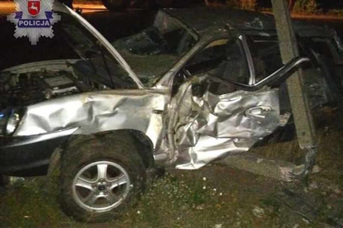 18-latek po pijanemu rozbił samochód na słupie. Wcześniej zabrali mu prawo jazdy