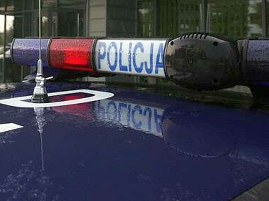 18-latek powiesił się na trzepaku, uratowali go policjanci