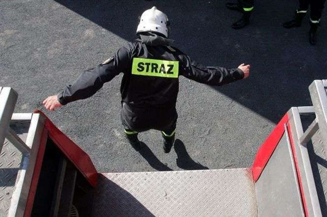 18-latek "pożyczył" samochód, bo chciał się przejechać. Wjechał nim do stawu 18-latek "pożyczył" samochód, bo chciał się przejechać. Wjechał nim do stawu