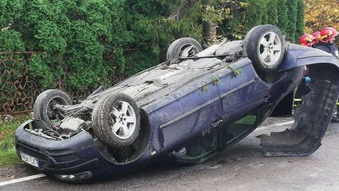 18-latek w seacie wypadł z zakrętu i dachował. Miał sporo szczęścia 18-latek w seacie wypadł z zakrętu i dachował. Miał sporo szczęścia