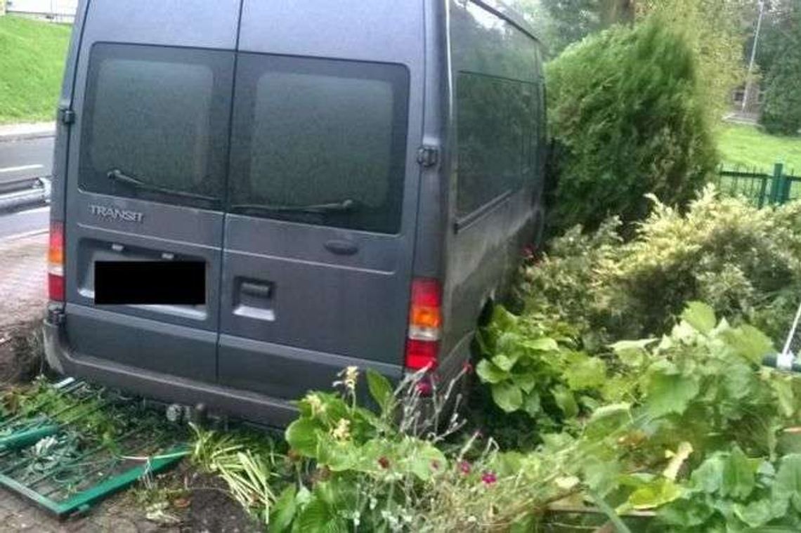 18-latek wjechał busem do przydomowego ogródka
