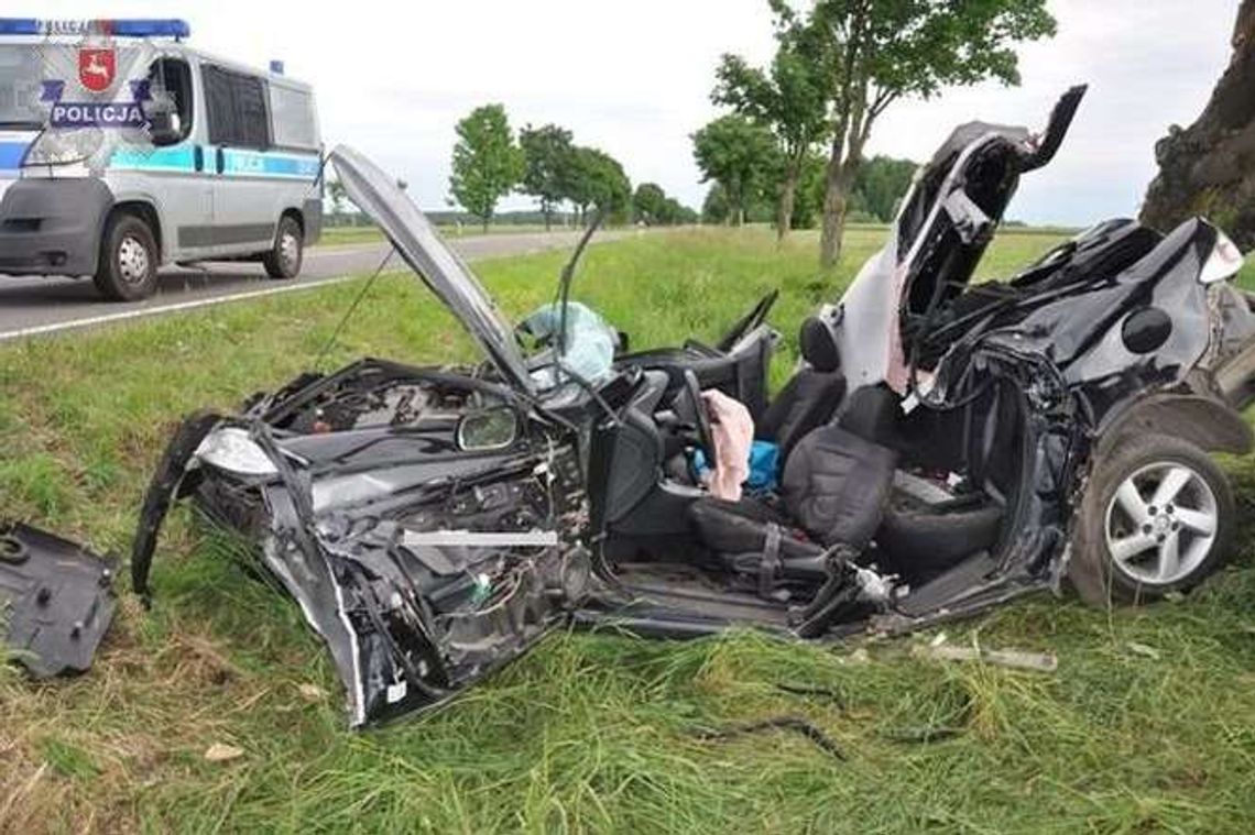 18-latek wypadł z drogi i rozbił auto na drzewie. Jest w stanie krytycznym 18-latek wypadł z drogi i rozbił auto na drzewie. Jest w stanie krytycznym
