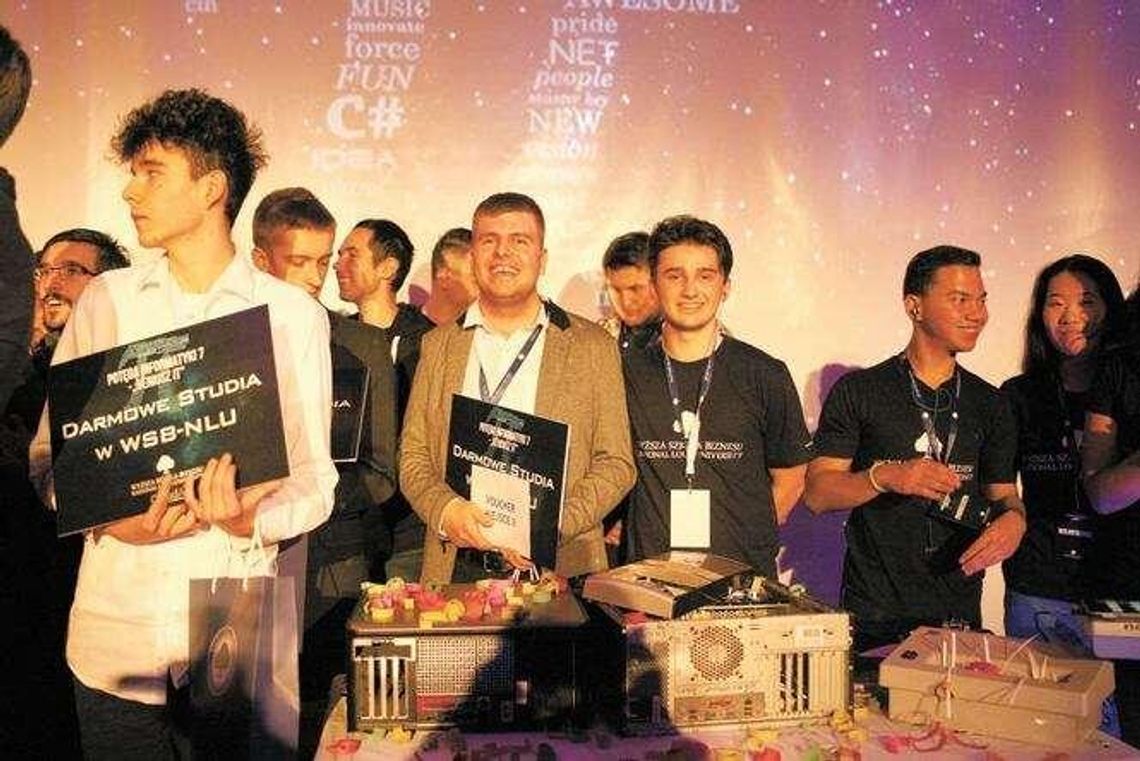 18-latek wyróżniony za aplikację Pomocniczek i grę Voxelaxy