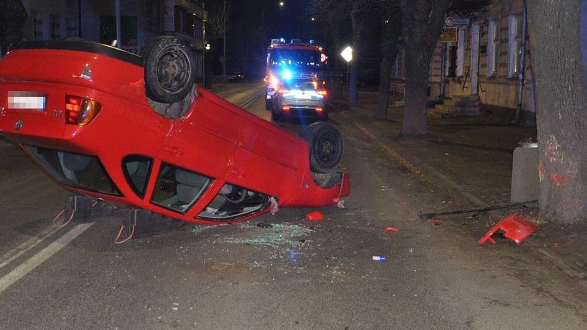 18-latek zasnął za kierownicą, samochód dachował. Moment wypadku nagrała kamera 18-latek zasnął za kierownicą, samochód dachował. Moment wypadku nagrała kamera