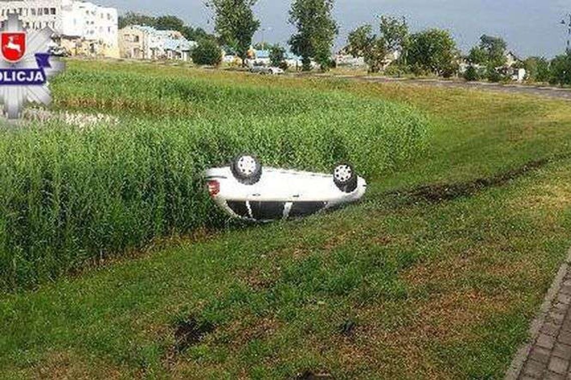 18-latka jechała za szybko. Dachowała i zatrzymała się w trzcinach