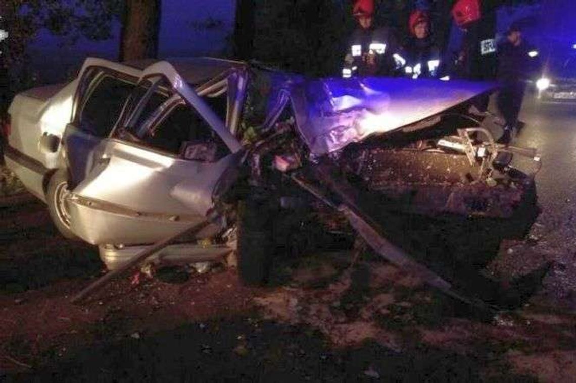 18-latka z impetem wjechała w drzewo. Była pijana
