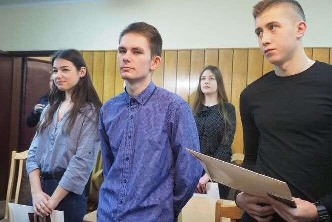 18-latkowie przyszli odebrać swoje pierwsze paszporty. Czekała na nich niespodzianka