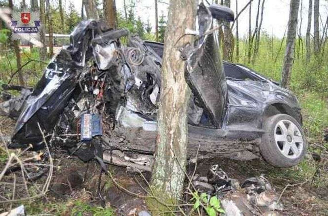 19-latek jechał za szybko i uderzył w drzewo. Audi całkowicie zniszczone