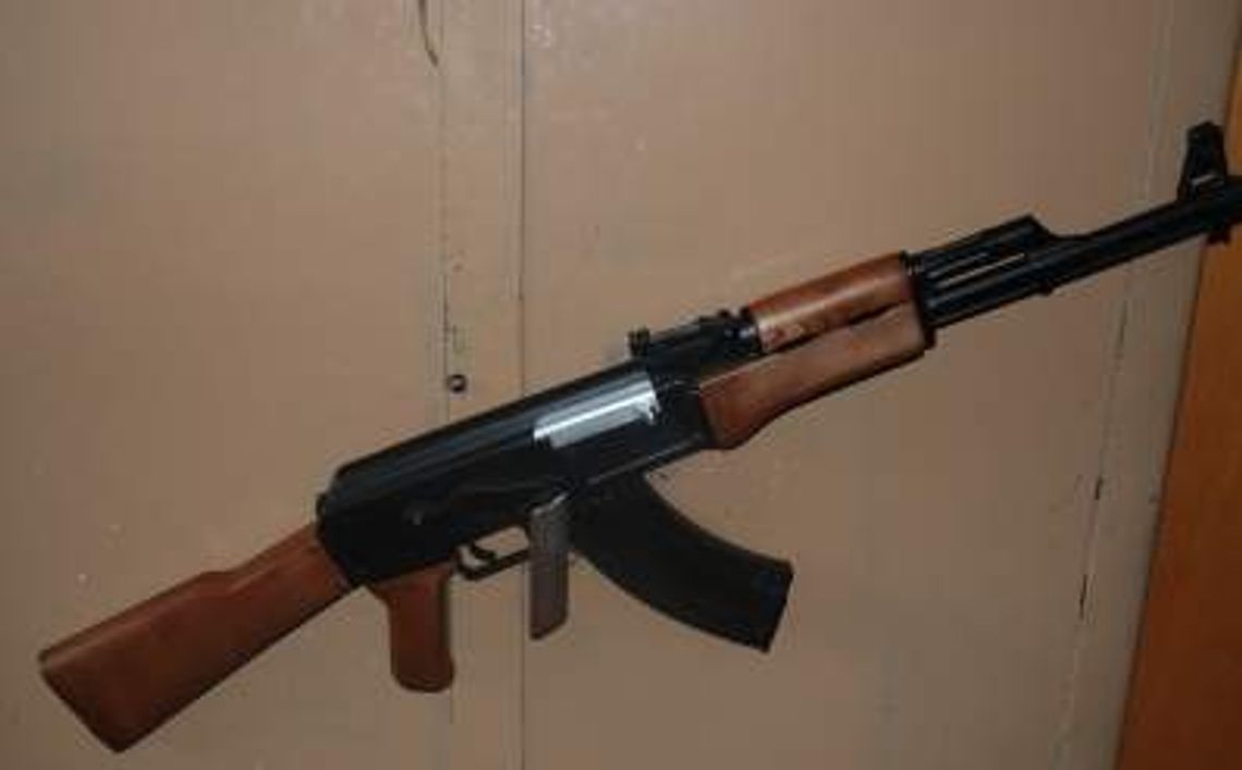 19-latek ostrzelał samochód z karabinu na plastikowe kulki