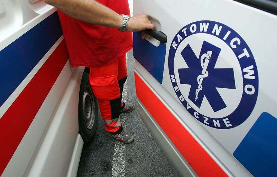 19-latek spadł z maski kabrioleta, jest w ciężkim stanie