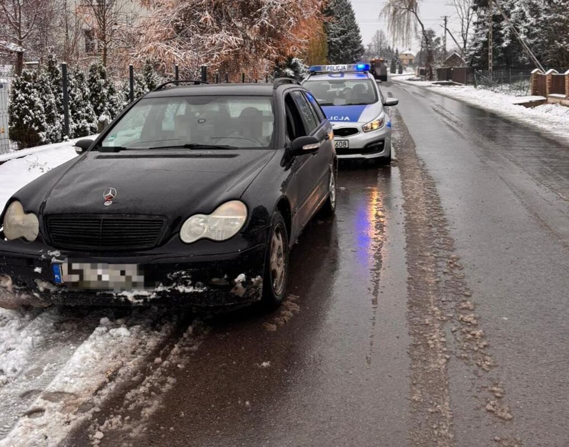 19-latek „tańczył” Mercedesem na śniegu. Skończyło się mandatem i 15 punktami karnymi 19-latek „tańczył” Mercedesem na śniegu. Skończyło się mandatem i 15 punktami karnymi