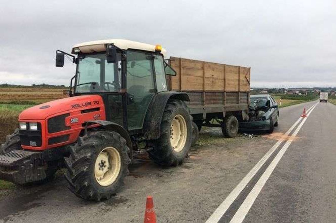 19-latek wjechał seatem w przyczepę ciągnika. Trzy osoby poszkodowane