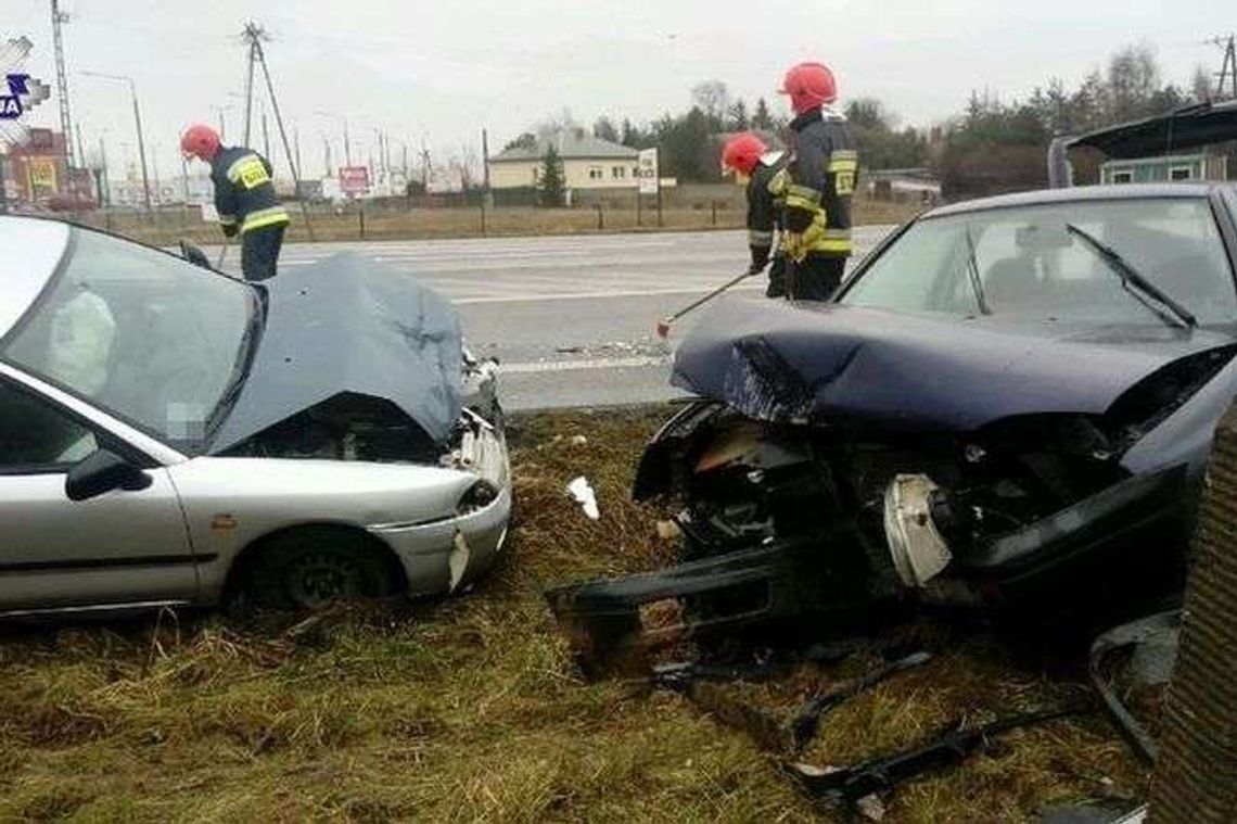 19-latek wymusił pierwszeństwo. Jedno z aut uderzyło w latarnię 19-latek wymusił pierwszeństwo. Jedno z aut uderzyło w latarnię