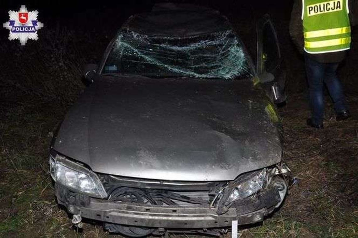 19-latek zjechał na pobocze i dachował. Jedna osoba ranna 19-latek zjechał na pobocze i dachował. Jedna osoba ranna