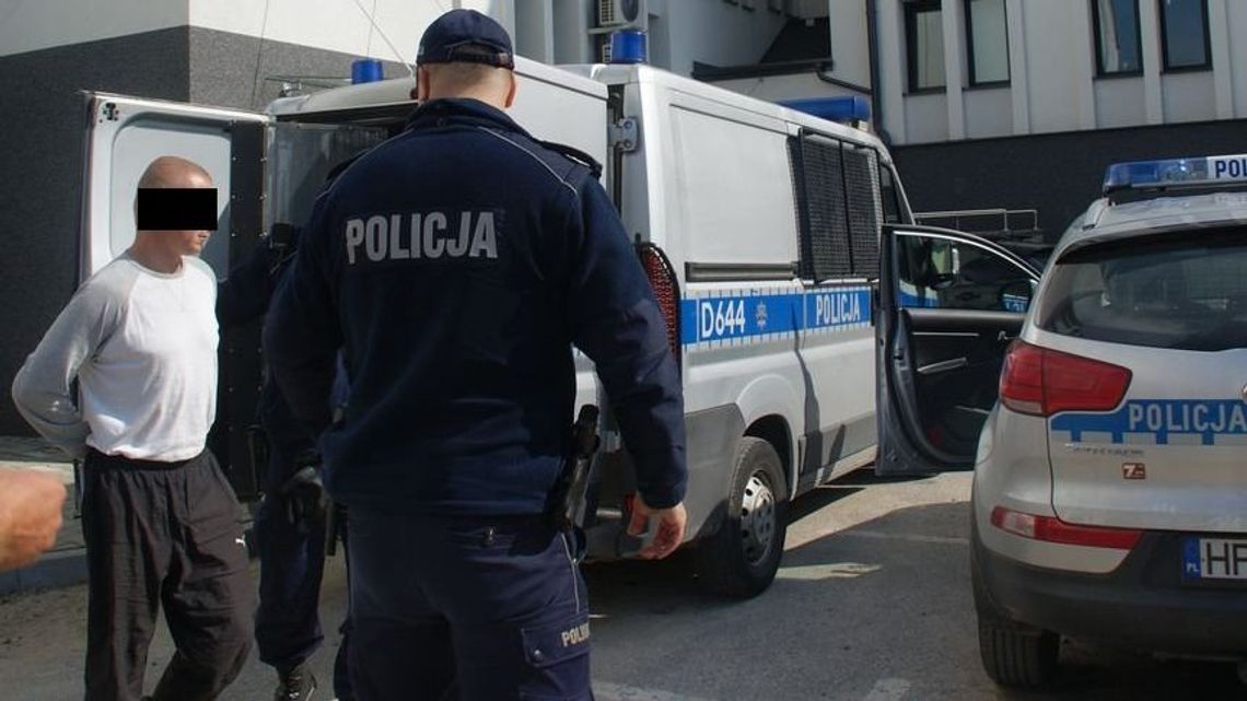 19-letnia mieszkanka Zamościa podstępnie zwabiona do BMW. Mężczyźni zaryglowali drzwi 19-letnia mieszkanka Zamościa podstępnie zwabiona do BMW. Mężczyźni zaryglowali drzwi