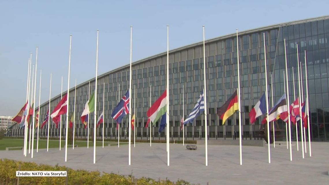 19. rocznica zamachów na World Trade Center. Flagi opuszczone do połowy masztu