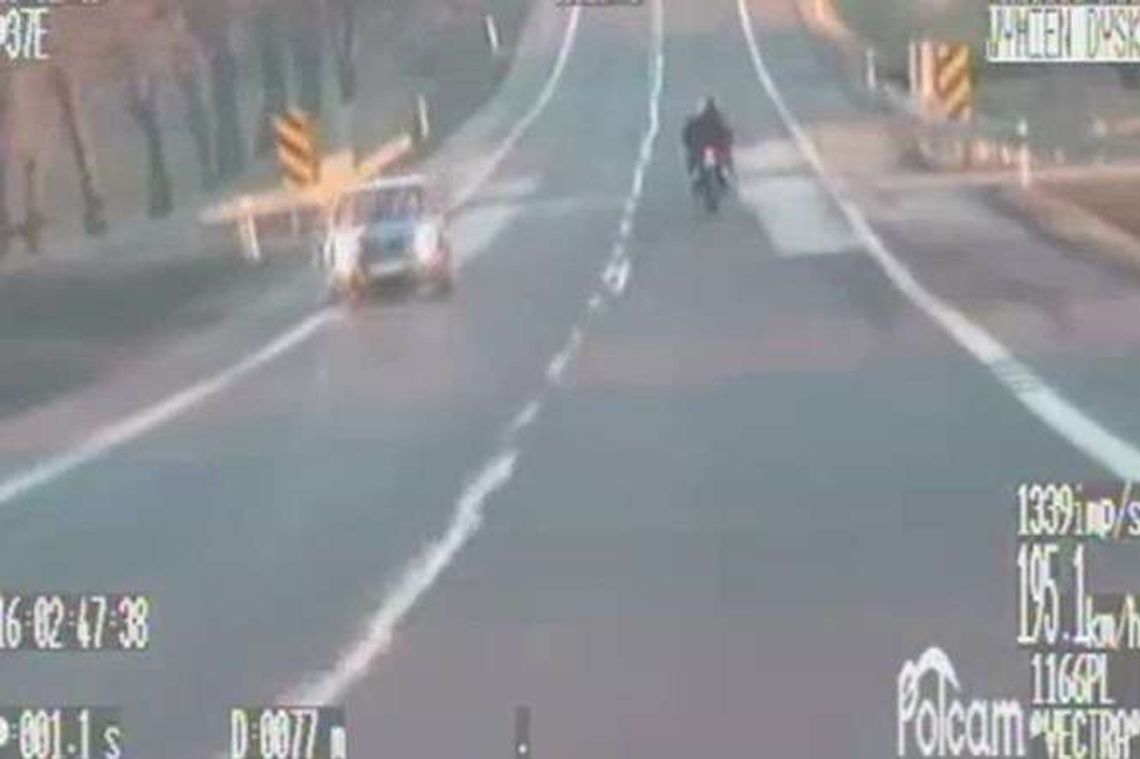 195 km/h na motocyklu z pasażerką (wideo) 195 km/h na motocyklu z pasażerką (wideo)