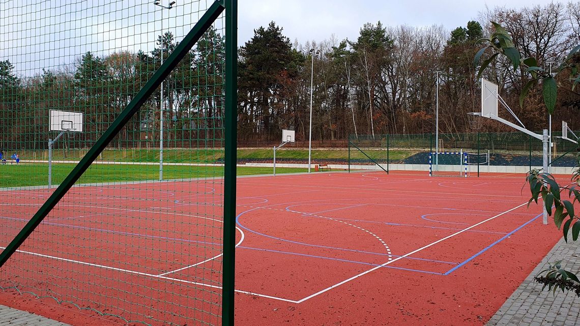 20 centymetrów powodem interpelacji radnego i spotkania na boisku     