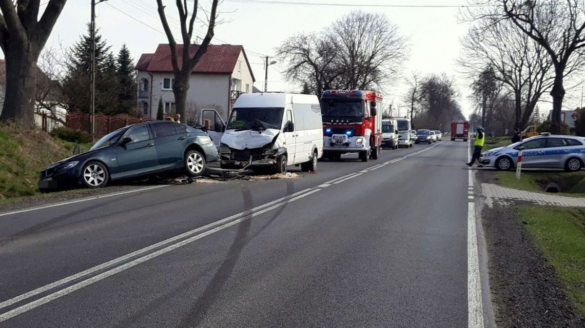 20-latek w BMW zderzył się z busem. Pięć osób w szpitalu 20-latek w BMW zderzył się z busem. Pięć osób w szpitalu