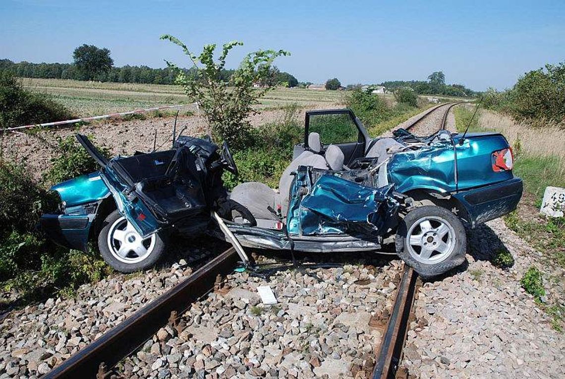 20-latek wjechał samochodem pod szynobus. Nie żyje