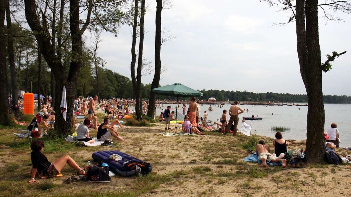 20-latek z przebitą tętnicą po ataku rozbitą butelką nad jeziorem Firlej. Gorące dni ratowników