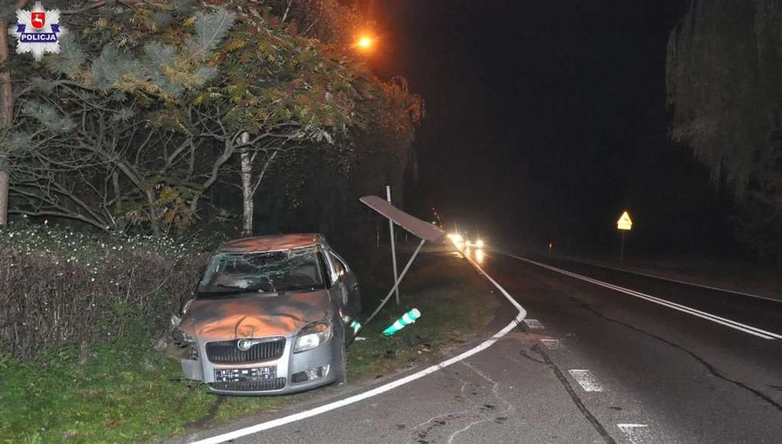 20-latka najechała skodą na gałąź, skończyło się dachowaniem