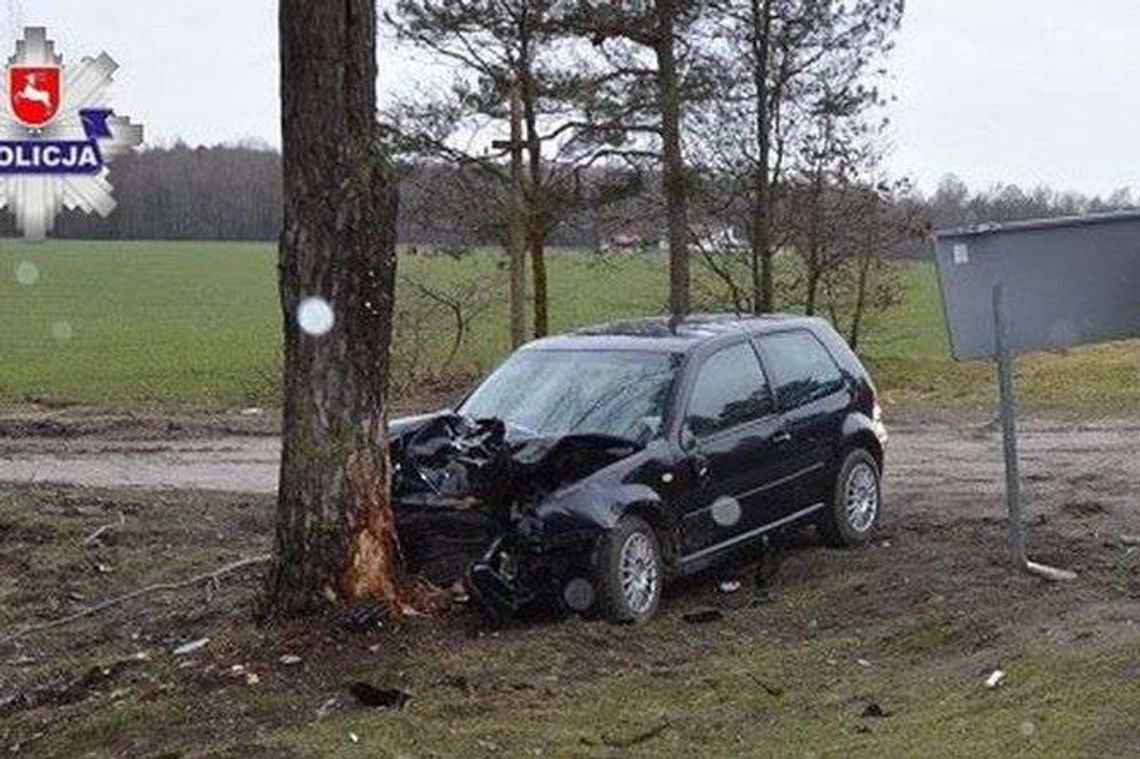 20-latka nie zatrzymała się na "stopie". Wjechała w drzewo 20-latka nie zatrzymała się na "stopie". Wjechała w drzewo