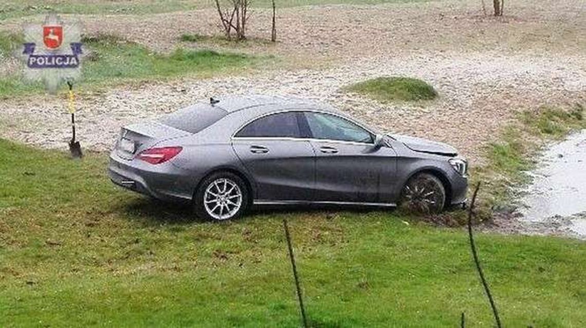 20-latka wjechała mercedesem do stawu 20-latka wjechała mercedesem do stawu