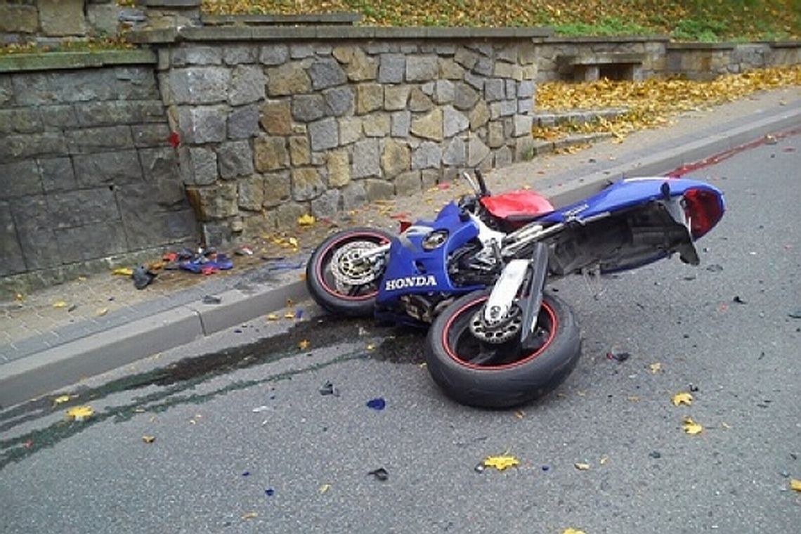 20-letni motocyklista wyprzedzał i uderzył w mur. Nie żyje