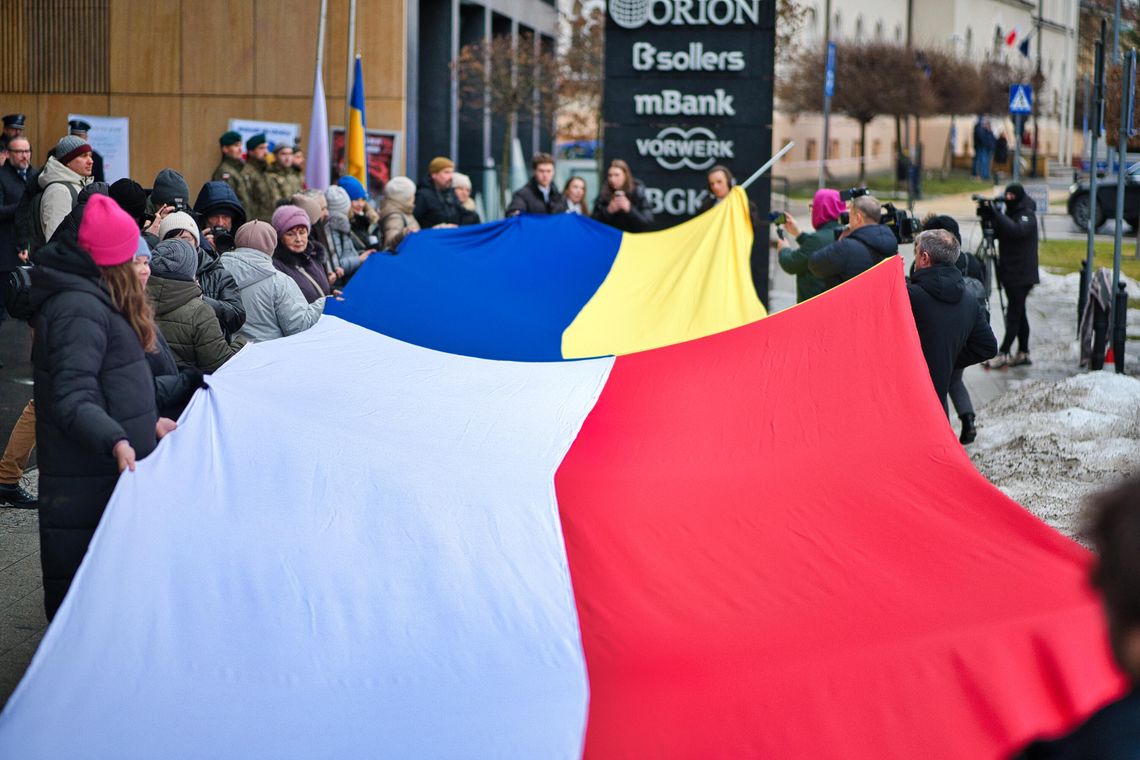 20-metrowa flaga przed konsulatem. Lublin upamiętnił 4. rocznicę wojny w Ukrainie