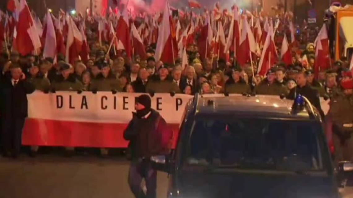 200 tysięcy ludzi na ulicach Warszawy. Kończy się marsz "Dla Ciebie, Polsko" [wideo]