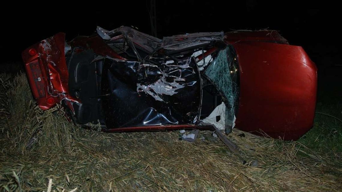 21-latek rozbił lexusa na słupie trakcji elektrycznej [zdjęcia]