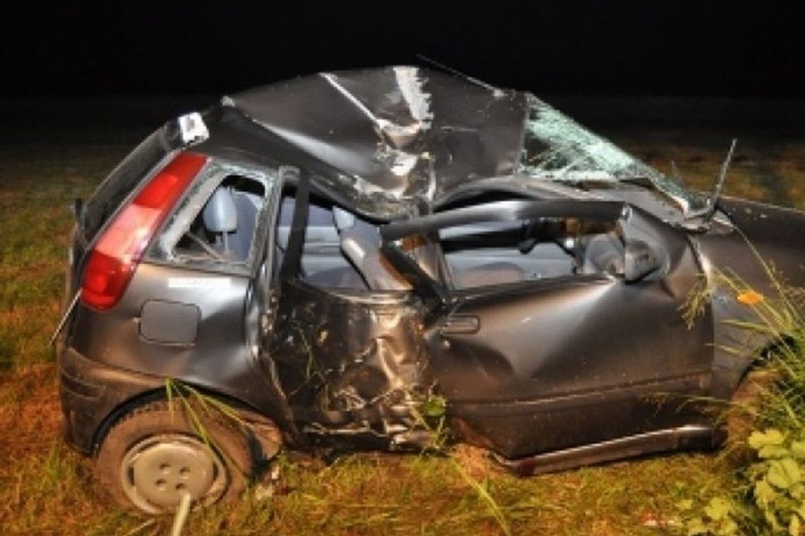 21-latek rozbił samochód na drzewie. Trafił do szpitala