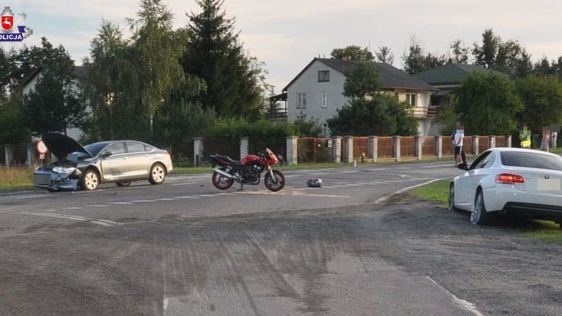 21-letni kierowca potrącił motocyklistę i jego pasażerkę. Jednoślad uderzył w inne auto