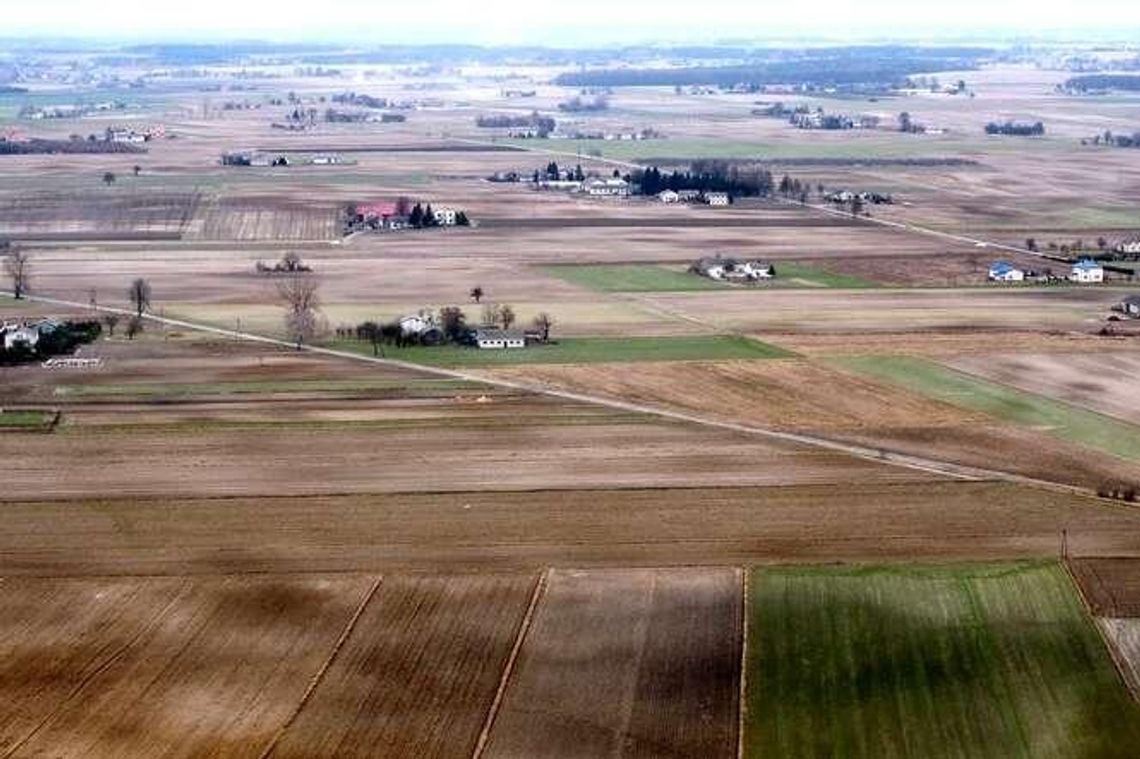 21 osób nie dostało zgody na kupno ziemi. Obrót działkami rolnymi drastycznie zmalał