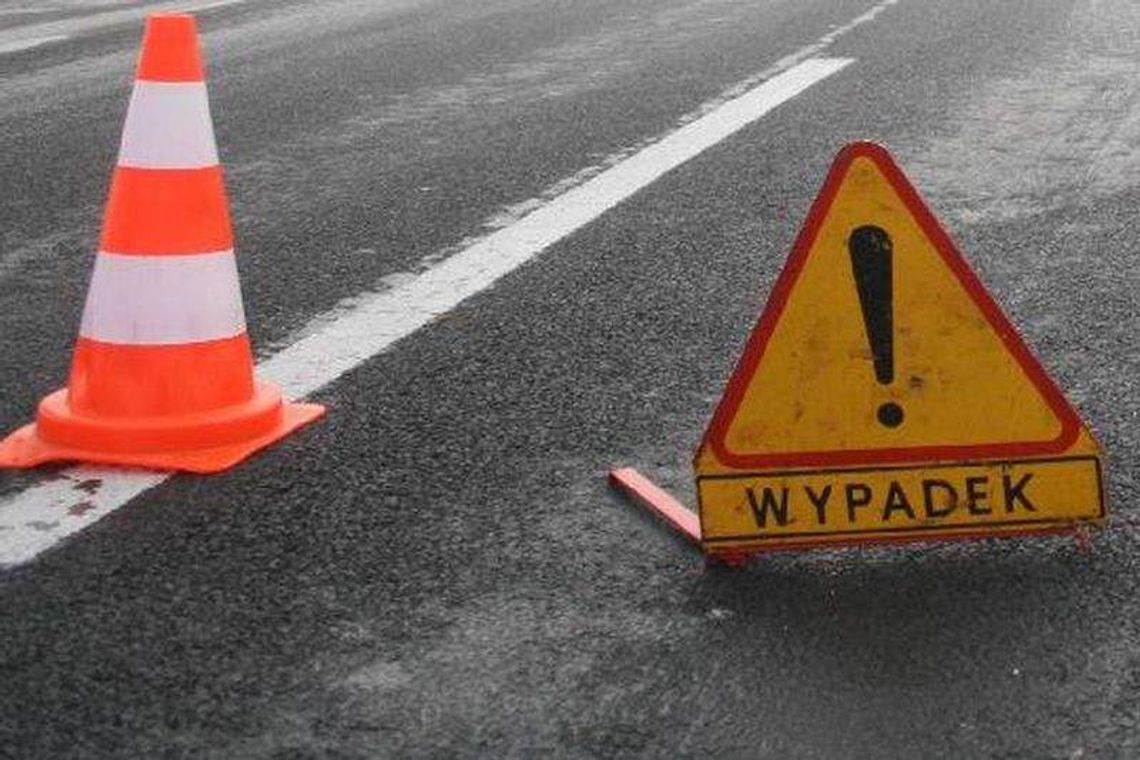 22-latek leżał na jezdni. Przejechał po nim samochód 22-latek leżał na jezdni. Przejechał po nim samochód