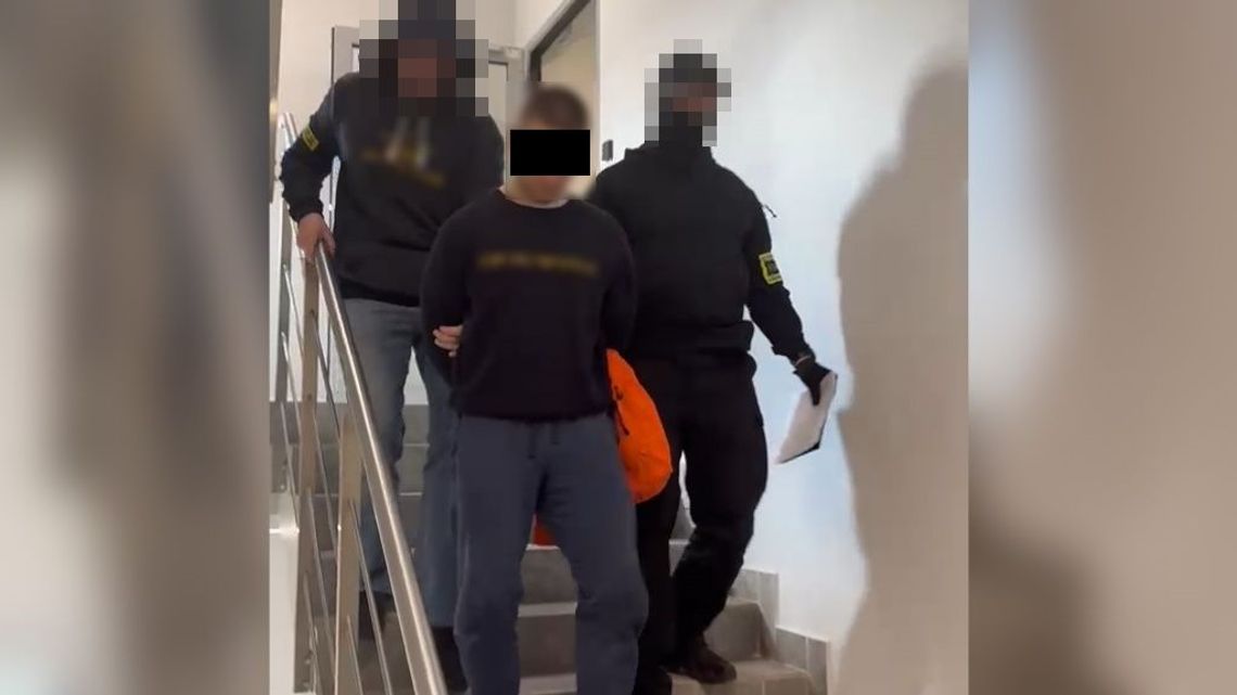 Lublin, 23-latek zatrzymany przez policjantów z VI Komisariatu Policji w Lublinie w związku z podejrzeniem udziału w obrocie znacznymi ilościami narkotyków. Podczas przeszukania zabezpieczono duże ilości środków odurzających oraz gotówkę. Sąd zastosował wobec mężczyzny tymczasowy areszt.