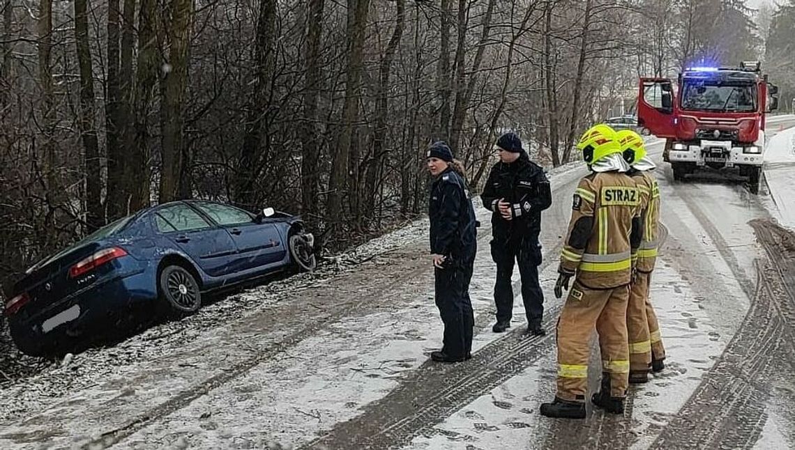 23-latka jadąca renault uderzyła w drzewo 23-latka jadąca renault uderzyła w drzewo