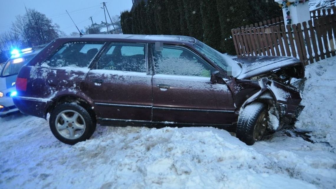 24-latek po pijanemu wiózł 19-latki. Wjechał w przepust [zdjęcia]