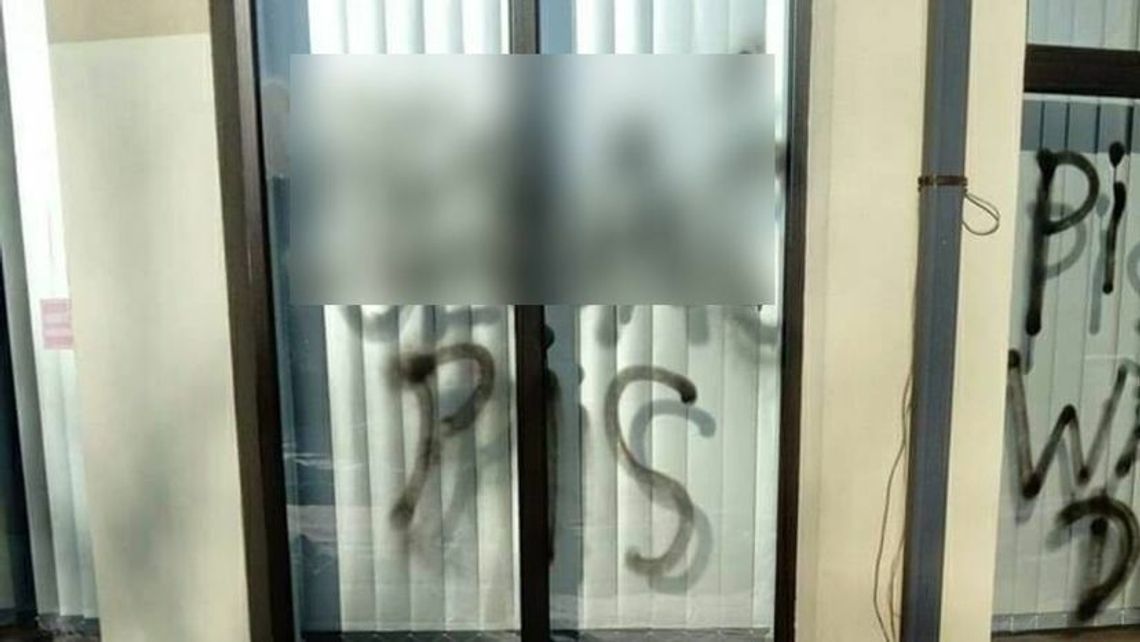 24-latek ukarany za wulgarne napisy na biurze poselskim PiS. Kara może zaskakiwać