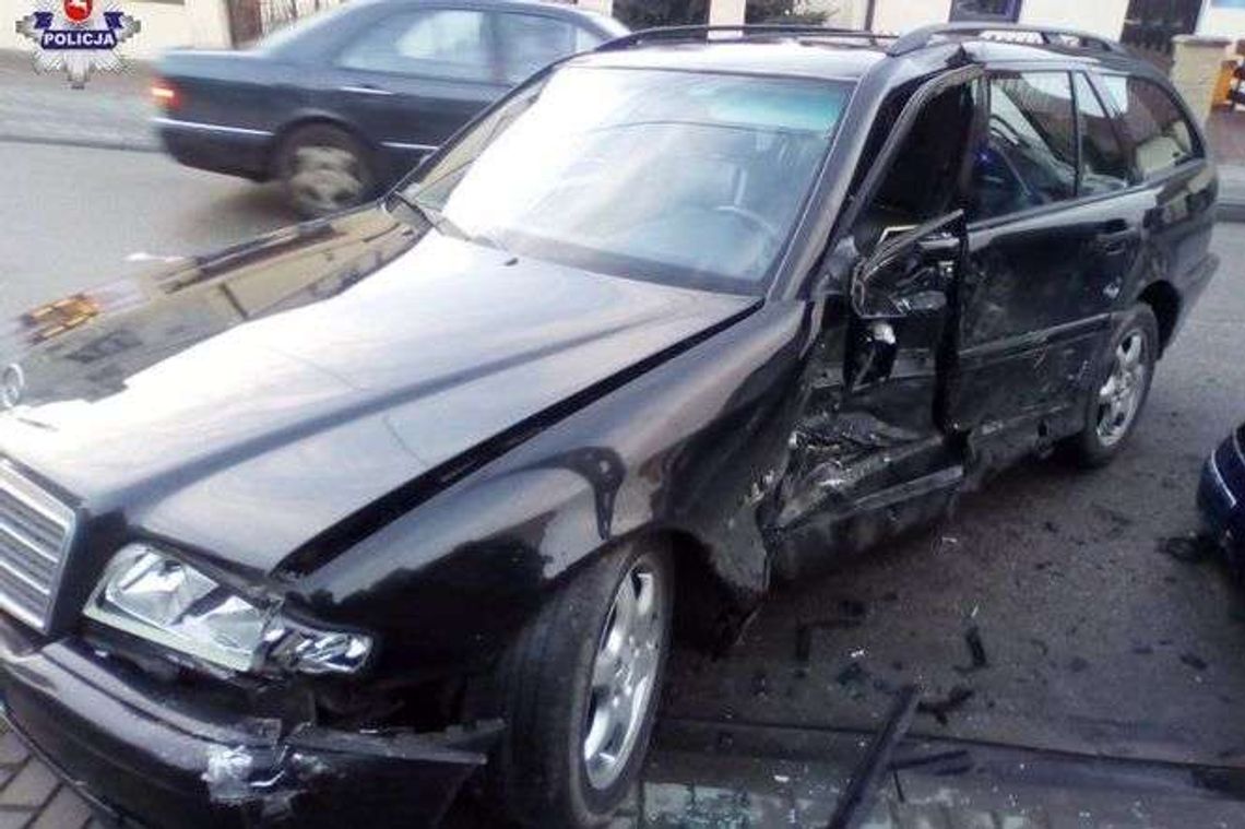 24-latek wyprzedzał na przejściu dla pieszych. Zderzył się z mercedesem 