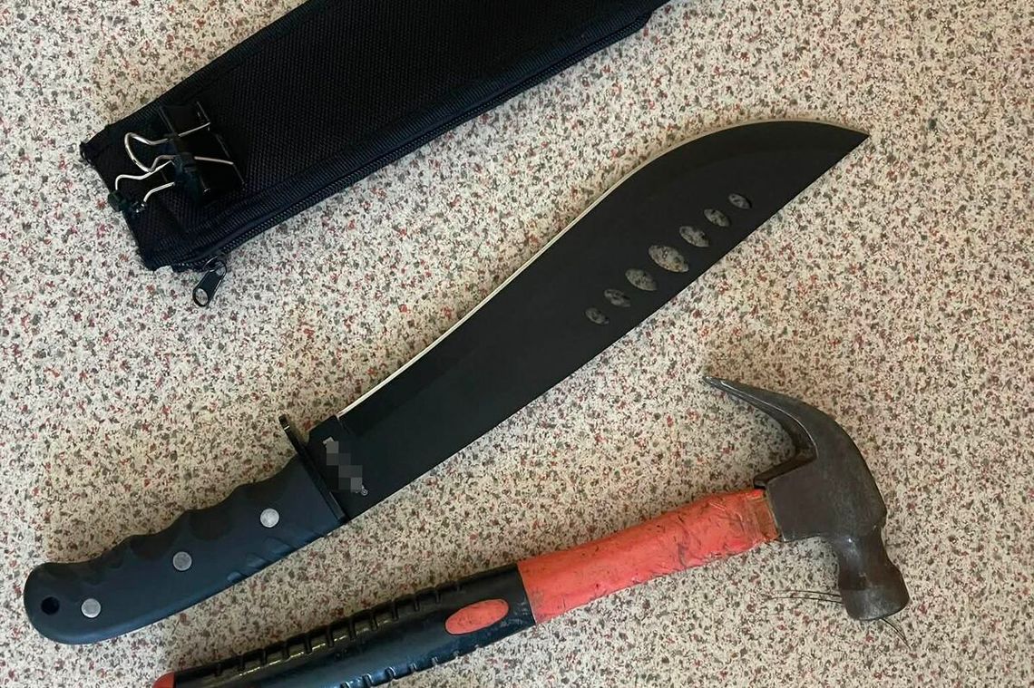 24-latek zatrzymany po uszkodzeniu samochodów w Lublinie. Przy sobie miał maczetę i młotek 24-latek podejrzewany o uszkodzenie samochodów w rejonie ulic Willowej i Altanowej w Lublinie został zatrzymany przez policjantów. Przy mężczyźnie funkcjonariusze znaleźli maczetę i młotek.