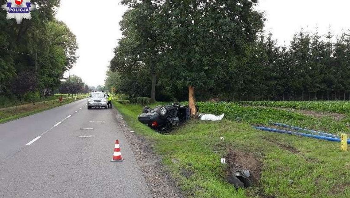 24-latek zjechał z drogi i rozbił auto na drzewie. Zginął na miejscu
